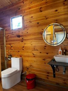 Ένα μπάνιο στο Cola Goa Beach Resort