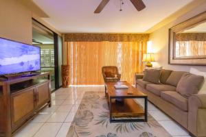 un salon avec un canapé et une télévision à écran plat dans l'établissement Maalaea Kai Resort 317, à Wailuku