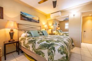 - une chambre avec un lit et une couette verte et blanche dans l'établissement Maalaea Kai Resort 317, à Wailuku 33 autres photos