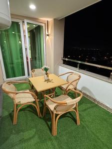 Bella Hotel Apartments- Executive Stay Opposite Centaurus Mall Islamabad في اسلام اباد: طاولة وكراسي في غرفة بها نافذة