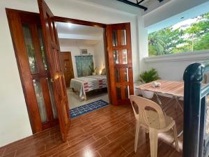 ein Zimmer mit Tisch und Stühlen und ein Schlafzimmer in der Unterkunft Treasure Beach Resort in Carles