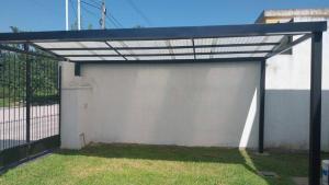 eine Garage mit Markise an der Seite eines Gebäudes in der Unterkunft El Descanso in Concepción + 1 Foto