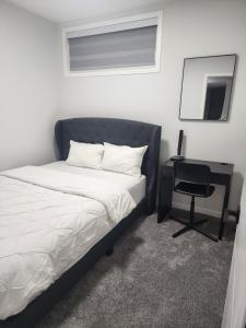 Voodi või voodid majutusasutuse Stylish furnished 2bedroom suite near YYC Airport toas