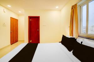 Una cama o camas en una habitación de Super Townhouse De Alphabet Hotel - Gandimaissamma 23 fotos más