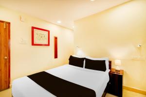 Una cama o camas en una habitación de Super Townhouse De Alphabet Hotel - Gandimaissamma