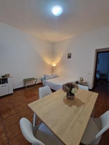 a room with a table with chairs and a bed at Charming Home with Private Patio near Swiss Border and Transport - Daisy, Loggiadeifiori in Como
