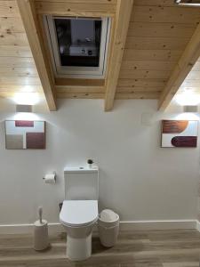 Et badeværelse på Alojamento Infantes + 35 billeder