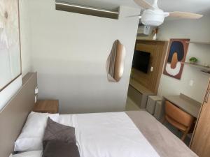 ein kleines Schlafzimmer mit einem Bett und einem Schreibtisch in der Unterkunft Apto novo perto da UFF e Plaza in Niterói + 39 Fotos