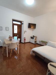 Un dormitorio con una cama y una mesa y un comedor. en Daisy, cozy apartment in como, en Como