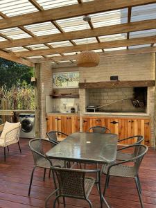un patio con tavolo e sedie su un ponte di Calma a Punta Colorada