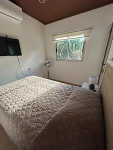 una camera da letto con un letto grande e una finestra di Calma a Punta Colorada Altre 15 foto