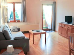 TV a/nebo společenská místnost v ubytování Ferienwohnung Kuprella 1 - mit Garten und privatem Seezugang in Nonnenhorn