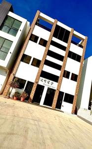 Το κτήριο όπου στεγάζεται  το δωμάτιο σε οικογενειακή κατοικία