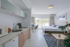 En eller flere senge i et værelse på Pent House modern apartment + 6 billeder