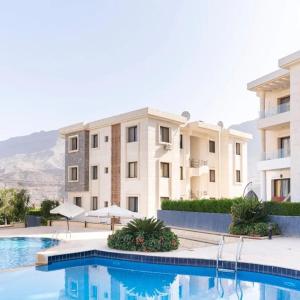 Sheikh ZayedBeverly Gardens Retreat- منتجع حدائق بيفرلي的建筑物前的游泳池