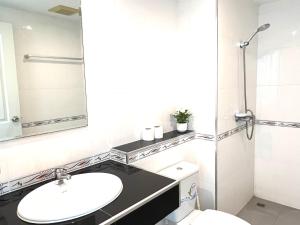 Vannituba majutusasutuses Bangsaray Beach Condo B421 บางเสร่ บีช