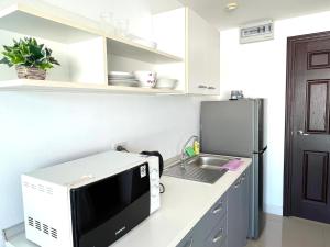 Köök või kööginurk majutusasutuses Bangsaray Beach Condo B421 บางเสร่ บีช +5 fotot