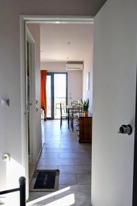 pasillo con comedor y mesa en Νηρηίδες so blue, en Arkitsa 23 fotos más