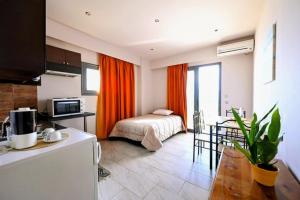 Un dormitorio con una cama y una mesa en una habitación. en Νηρηίδες so blue, en Arkitsa