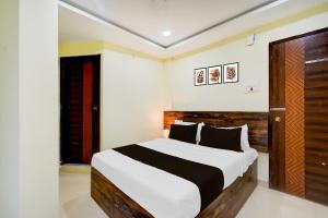 a bedroom with a large bed in a room at Hotel O Hotel R Pacific in Hyderabad