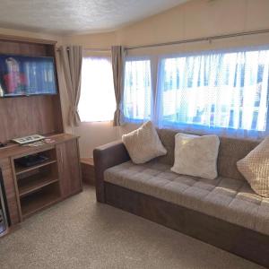 Una televisión o centro de entretenimiento en Coastal Retreats