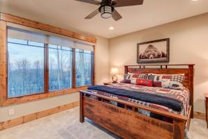 Un dormitorio con una cama y una ventana grande. en Happy Trails at Eagles Nest, en Elk Park
