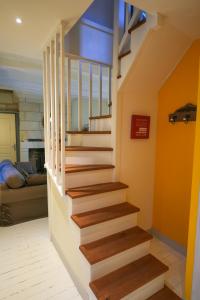 una scala in una casa con pavimenti in legno di Closerie de l'Echeneau au cœur de Vouvray a Vouvray