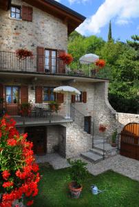 ein Haus mit Blumen auf den Balkonen in der Unterkunft Casale di Pegol in Tignale + 97 Fotos