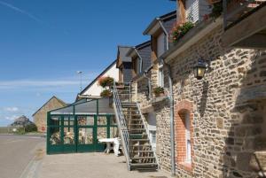 a building with a staircase next to a building at Auberge de la Baie in Ardevon