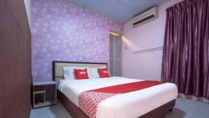 ein Schlafzimmer mit einem großen Bett mit roten Kissen in der Unterkunft Hotel Hen Hen seven days rent in Kampong Saleng