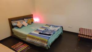 ein Schlafzimmer mit einem Bett mit bunten Decken und Kissen in der Unterkunft SKS Pavillion Residences in Johor Bahru + 66 Fotos