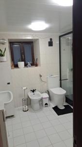 une salle de bain avec toilettes et bidet dans l'établissement Casa Clementina Guest house, 