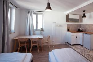 a small apartment with a table and chairs and a kitchen at Haus99 Budget Pension & Apartments in Fürth