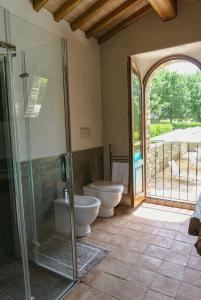 baño con 2 aseos y ducha acristalada en Historic Villa With Pool In Umbrian Hills, en Umbertide