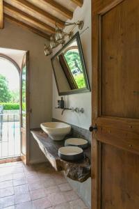 baño con lavabo y 2 aseos en una encimera en Historic Villa With Pool In Umbrian Hills, en Umbertide 32 fotos más
