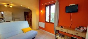 TV a/nebo společenská místnost v ubytování Le Cabanon d'Andréa