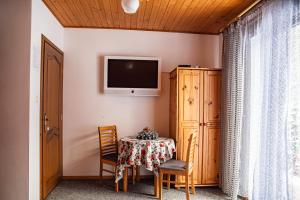 Wierchomla WielkaKwatery prywatne u Danusi的带桌子和电视的餐厅