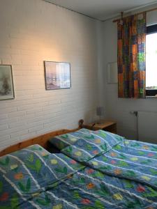 a bedroom with two beds and a quilt at Friesenkoje Tossens in Butjadingen