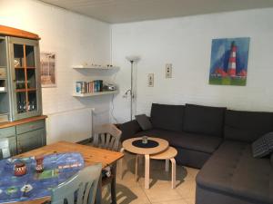 a living room with a couch and a table at Friesenkoje Tossens in Butjadingen