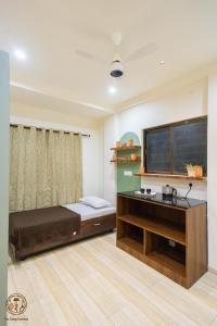 Ένα ή περισσότερα κρεβάτια σε δωμάτιο στο Desai Home Stay +2 φωτογραφίες