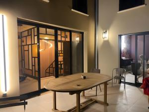 巴拉聚克Villa Balazuc的窗户前的桌子 更多3张照片