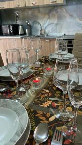 une table avec des verres à vin et des assiettes vides dessus dans l'établissement Elysium House, à Salamine