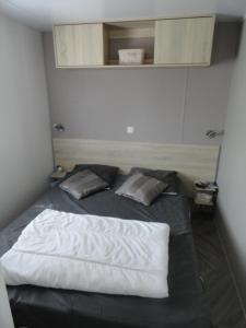 Ένα ή περισσότερα κρεβάτια σε δωμάτιο στο MOBIL HOME Frimousse