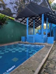 einen Pool mit blauem Pool in der Unterkunft Andy Home Stay, Balapitiya in Balapitiya