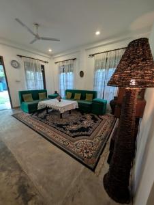 ein Wohnzimmer mit Sofa und Tisch in der Unterkunft Andy Home Stay, Balapitiya in Balapitiya + 15 Fotos