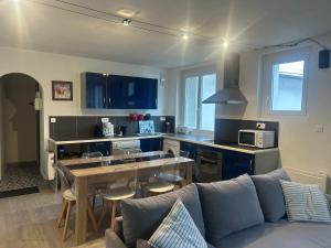 a kitchen and living room with a couch and a table at Appartement charmant à Luzenac - 60m² - Confort moderne in Luzenac