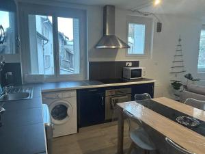 a kitchen with a washer and dryer in it at Appartement charmant à Luzenac - 60m² - Confort moderne in Luzenac