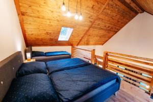 Un dormitorio con una cama y un techo de madera. en Modřínka 89, en Chlum u Třeboně