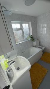 Et badeværelse på Olivia's Cosy Cottage + 17 billeder