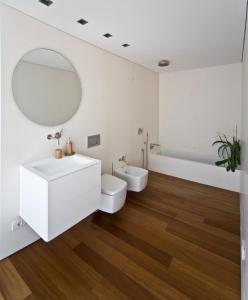 une salle de bain avec toilettes, lavabo et miroir dans l'établissement Portassa, à Sa Pobla
